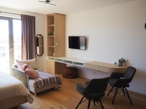 Modern 1BR in Award-Winning Residence with Sauna and Gym