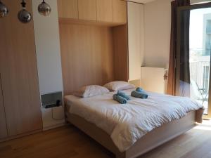 Modern 1BR in Award-Winning Residence with Sauna and Gym