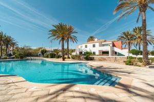 Caleta de mar - bajo con terraza, piscina y pádel