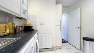 Modern 2BDR Vauxhall Flat with Wi-Fi, Washer, Dryer near the Kia Oval, Battersea & Nine Elms