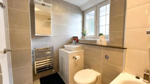 Modern 2BDR Vauxhall Flat with Wi-Fi, Washer, Dryer near the Kia Oval, Battersea & Nine Elms