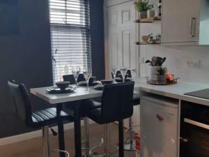 Modern Apartment - Sleeps 4 - Centrally located