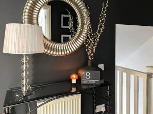 Modern Apartment - Sleeps 4 - Centrally located