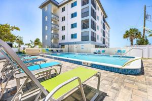 Beachfront Escape with Pool, Tiki Huts & Stunning Gulf Views - Casa Bleu - Roelens