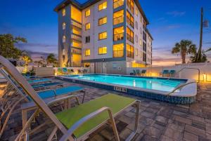 Beachfront Escape with Pool, Tiki Huts & Stunning Gulf Views - Casa Bleu - Roelens