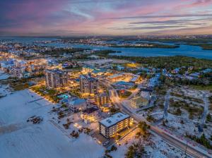 Beachfront Escape with Pool, Tiki Huts & Stunning Gulf Views - Casa Bleu - Roelens
