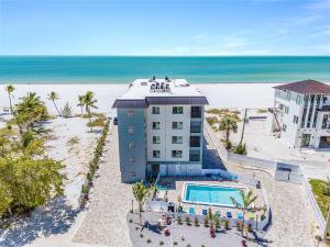Beachfront Escape with Pool, Tiki Huts & Stunning Gulf Views - Casa Bleu - Roelens