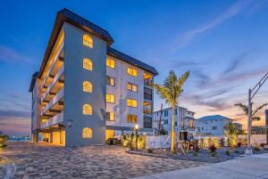 Beachfront Escape with Pool, Tiki Huts & Stunning Gulf Views - Casa Bleu - Roelens
