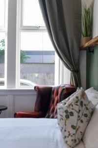 Modern 2 Bedroom Flat in Bonnington Sleeps 6