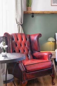 Modern 2 Bedroom Flat in Bonnington Sleeps 6