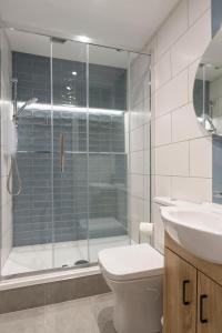 Modern 2 Bedroom Flat in Bonnington Sleeps 6