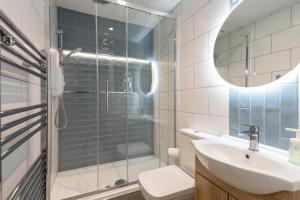Modern 2 Bedroom Flat in Bonnington Sleeps 6