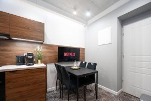 Discover Krakow Apartments - 6 Rakowicka St - Stylish Balcony Apartment with Netflix