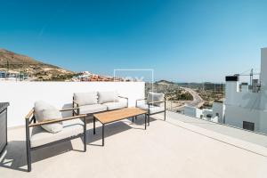 Sierra y Sal - designer villa, heated saltwater pool, mountain and sea views - by OYOOSTAYS