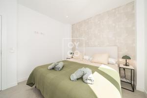 Sierra y Sal - designer villa, heated saltwater pool, mountain and sea views - by OYOOSTAYS