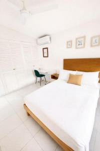 Central Room with Pool, WiFi and Air Conditioning