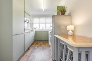 3 Bed in Tenby oc-86574