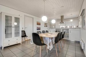 Spacious and well furnished pool house - SJ170