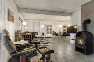 Spacious and well furnished pool house - SJ170
