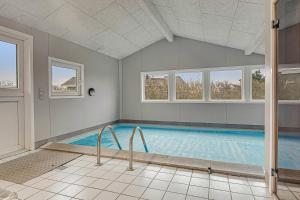 Spacious and well furnished pool house - SJ170