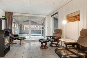 Spacious and well furnished pool house - SJ170
