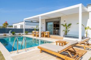 MAVIIE Luxusvilla mit Pool & Meerblick in Yalıkavak Geris