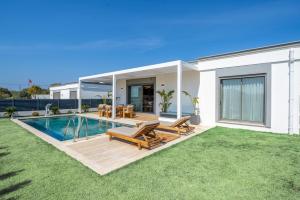 MAVIIE Luxusvilla mit Pool & Meerblick in Yalıkavak Geris