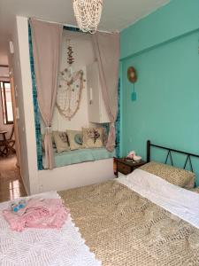 Turquoise house of Agios Nikolaos