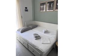 Mirianos - New City Apartment