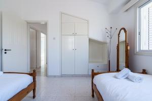 3BR Family Beach House 100m w Parking & Yard