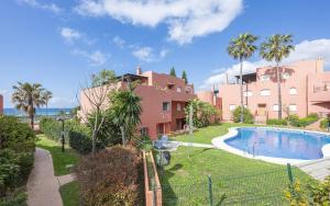 Encantador apartamento con balcón, piscina y vista al mar
