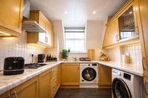 Premium Tower Bridge Stay with City View and Pool Table