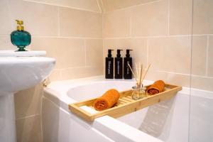 Premium Tower Bridge Stay with City View and Pool Table