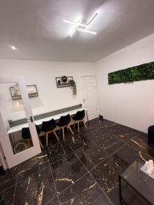 Alross rental - Elegant London Stay with Free Breakfast