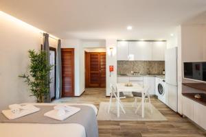 #027 Belavista Studio Pool & Central
