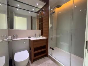 2 Bed 2 Bath Flat near Clapham Junction with Parking