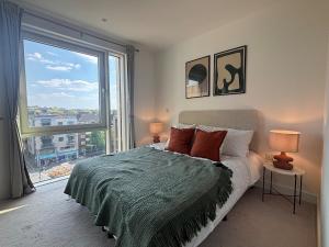 2 Bed 2 Bath Flat near Clapham Junction with Parking