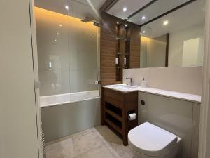 2 Bed 2 Bath Flat near Clapham Junction with Parking