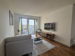 2 Bed 2 Bath Flat near Clapham Junction with Parking