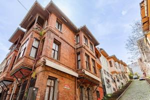 Iconic 5-Bedroom Historic Mansion
