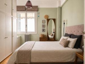 Authentic Artistic Home St George Square