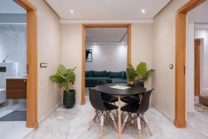Vibrant Guéliz Flat, Steps to Trendy Cafés & Shops