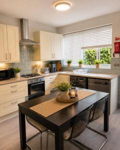 Morden Comfort Stay - Garden & Free Parking