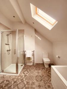 Spacious Victorian Group Retreat | Gated Parking