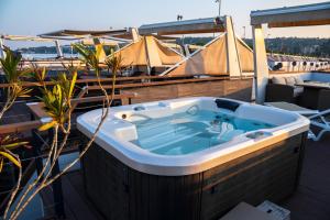 Sirena Lux Seahouse in Marina Portorož, Beachfront with Terrace and Jacuzzi