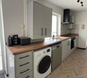 PLYMOUTH BASE Corporate, Contractor & Holiday stays