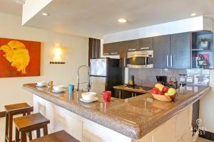 Beachfront Penthouse Oceanview Rooftop and Pool