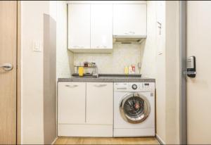 35Fully furnished studio in the heart of Hongdae, 15 minutes from Itaewon, solo travel