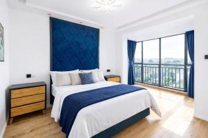 Urban Oasis Penthouse 4BR with Pool, Gym and Views