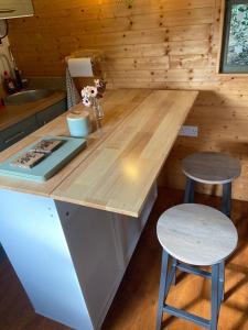 Cozy Cabin Retreat in Newtown